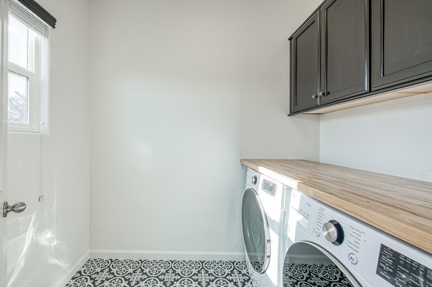487 Everglade Avenue Clovis, CA 93619 - Photo 11 of 28 a utility room with dryer and washer