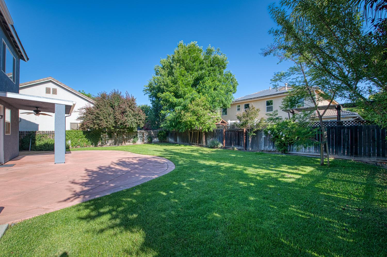 487 Everglade Avenue Clovis, CA 93619 - Photo 27 of 28 a front view of a house with yard and green space