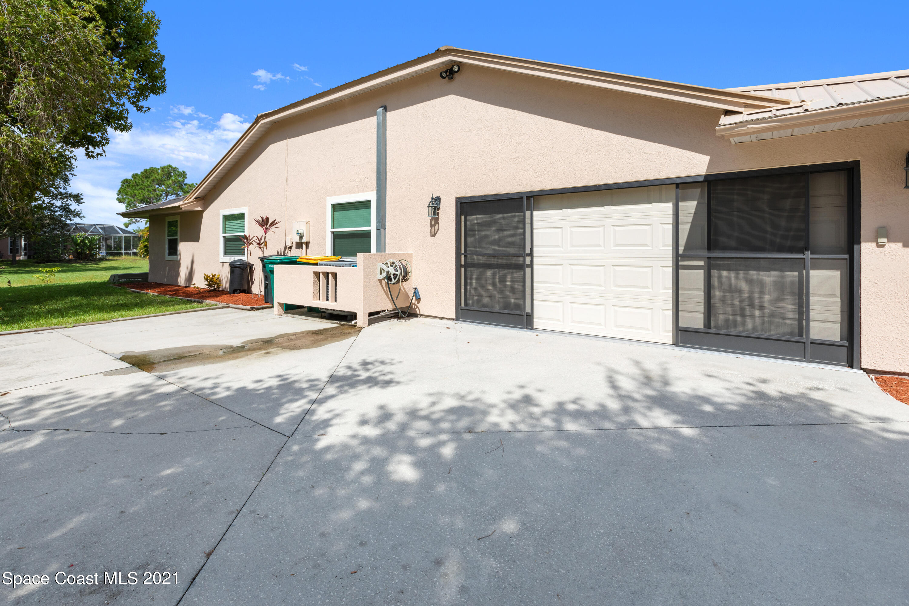 3550 Big Pine Road Melbourne, FL 32934 - Photo 4 of 38 Garage