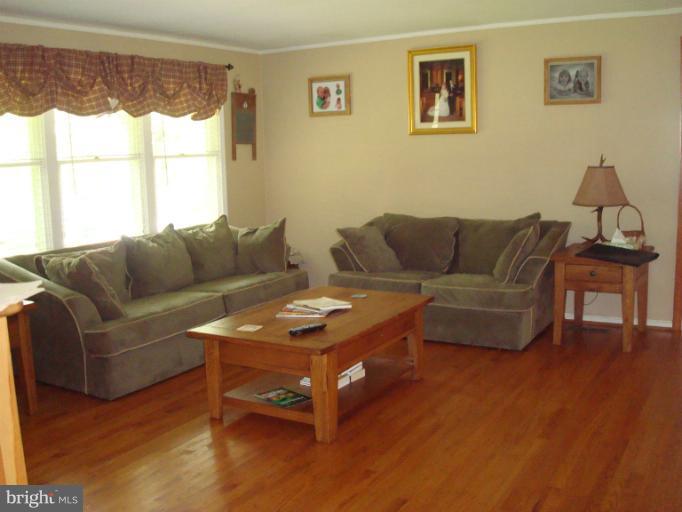 11717 Smithfield Road Manassas, VA 20112 - Photo 9 of 18 Living Room