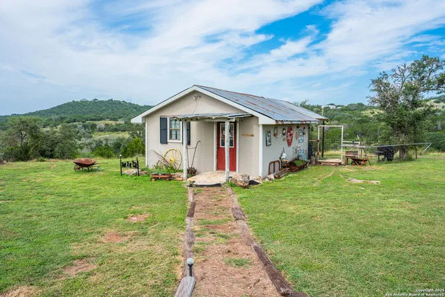 a view of a house with backyard and garden