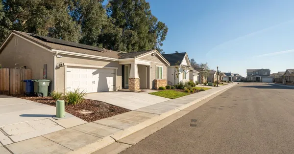 $469,000 | 1437 Las Rosas Avenue, Clovis, CA 93619