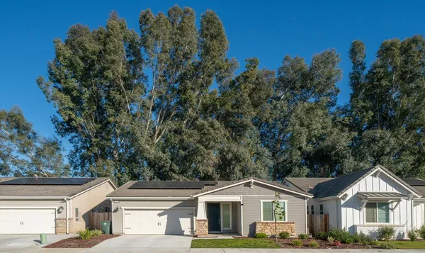 $469,000 | 1437 Las Rosas Avenue, Clovis, CA 93619