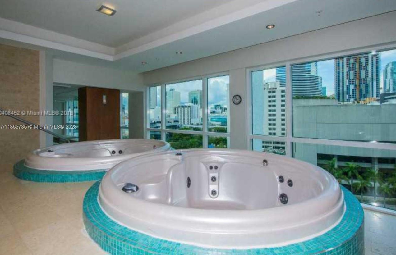 31 Southeast 5th Street, Unit 3309 Miami, FL 33131 - Photo 13 of 15 a bath tub sitting in a bathroom