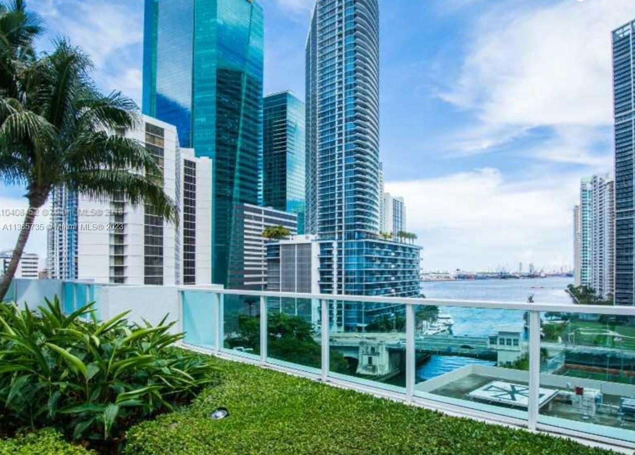 31 Southeast 5th Street, Unit 3309 Miami, FL 33131 - Photo 14 of 15 a view of a multi story building