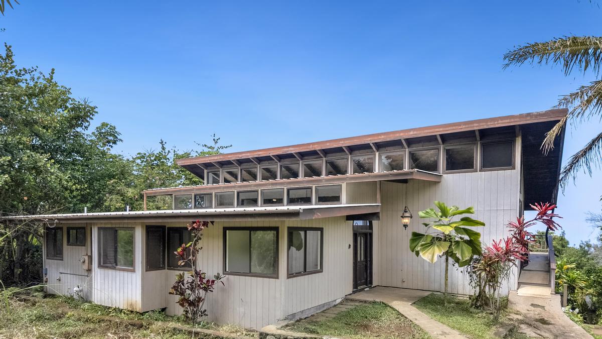 81-6315 Hawaiʻi Belt Road Captain Cook, HI 96750 - Photo 16 of 25 a front view of a house with a yard