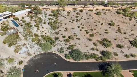 a view of entryway with yard