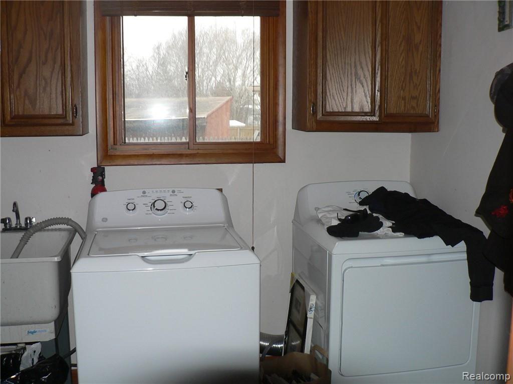 1035 Milverton Road Troy, MI 48083 - Photo 17 of 31 FIRST FLOOR LAUNDRY