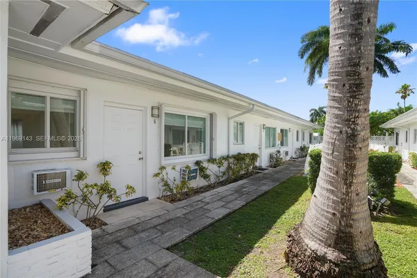 $1,850 | 932 Moffett Street, Unit 4, Hallandale Beach, FL 33009