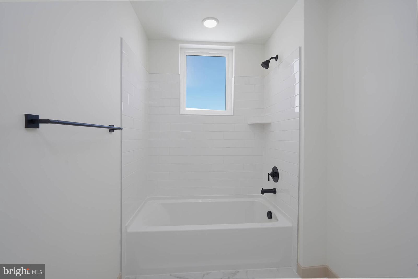 710 D Iron Frg Road Frederick, MD 21702 - Photo 34 of 43 a bathroom with a bathtub