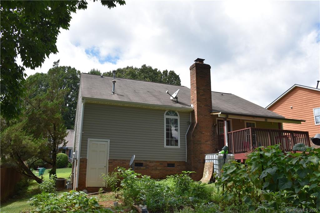 7121 Rena Mae Lane Charlotte, NC 28227 - Photo 6 of 21 a front view of a house with garden
