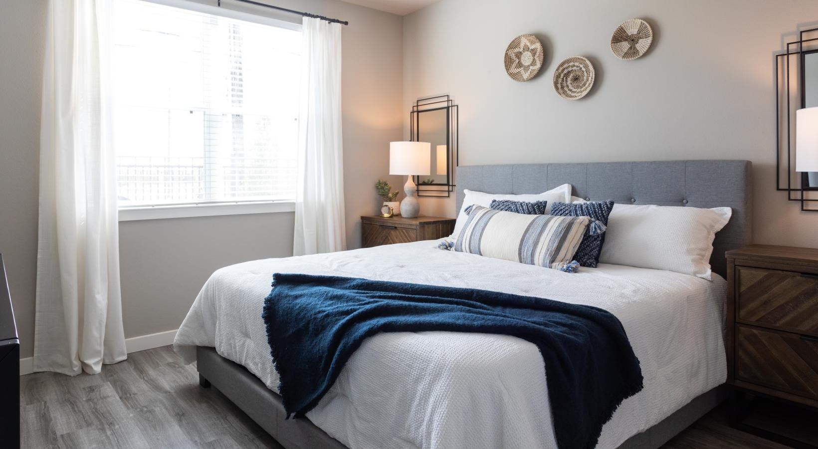 19770 Clay Road, Unit 1212201 Katy, TX 77449 - Photo 9 of 35 a bedroom with a bed and a window