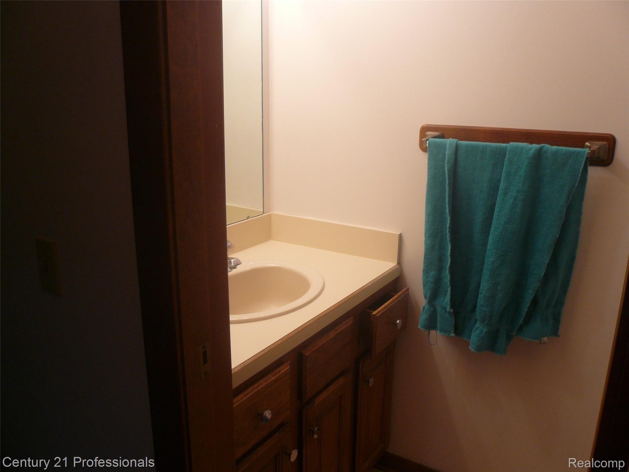375 Olivewood Court Rochester, MI 48306 - Photo 30 of 49 2nd Floor Bathrooms