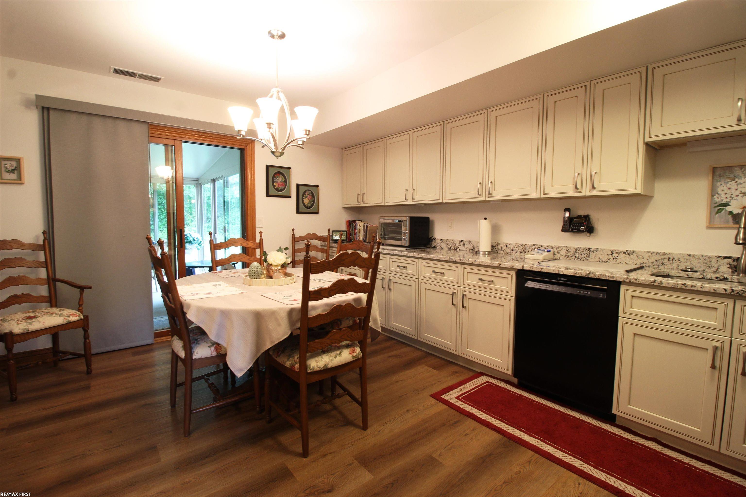 2391 Rochelle Park Drive Rochester Hills, MI 48309 - Photo 8 of 29