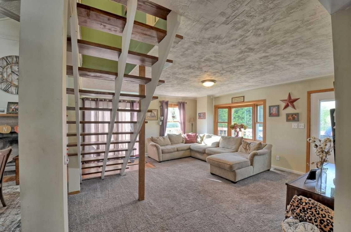 4400 Badger Road Lyons, MI 48851 - Photo 7 of 39 Living Room