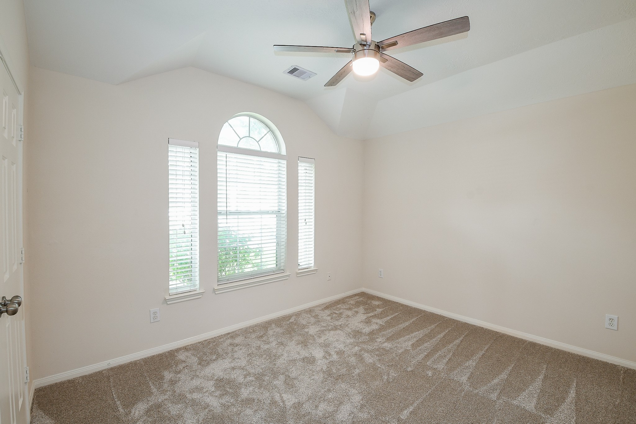 9203 Windy Spring Court Houston, TX 77089 - Photo 20 of 33 an empty room with windows and ceiling fan
