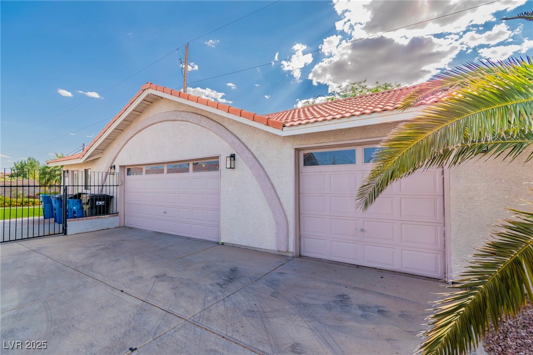 465 East Robindale Road Las Vegas, NV 89123 - Photo 32 of 32 Garage with driveway