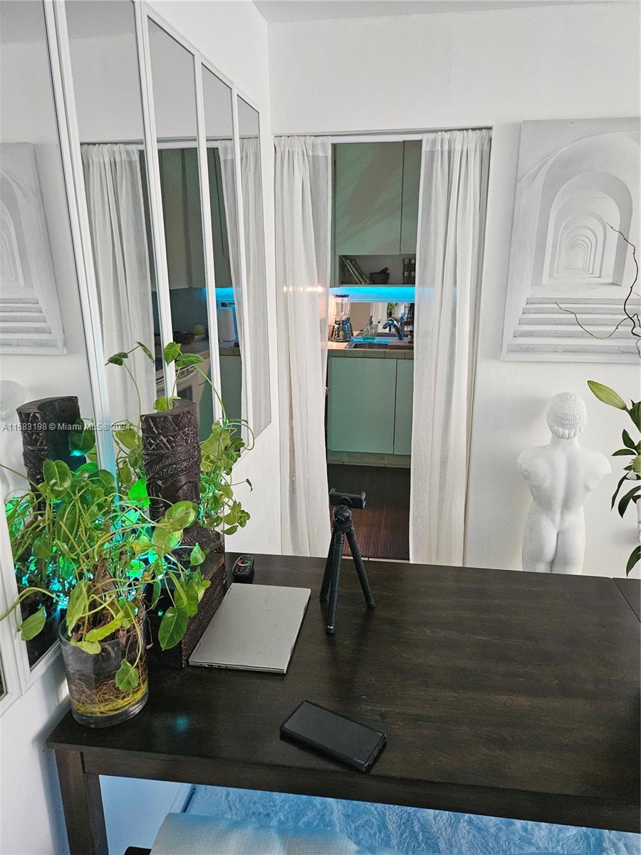 1605 Bay Road, Unit 406 Miami Beach, FL 33139 - Photo 23 of 31 a living room with furniture and a potted plant