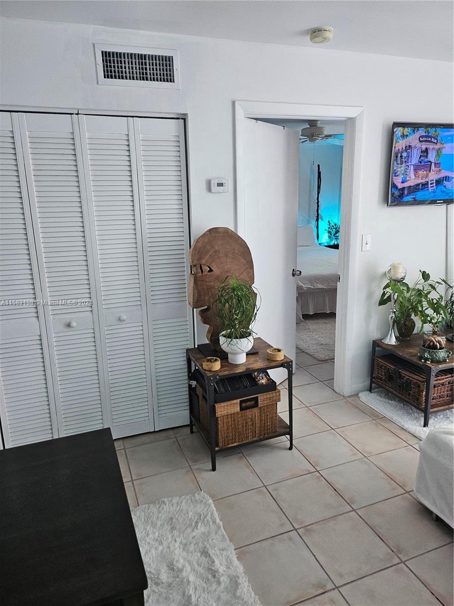 1605 Bay Road, Unit 406 Miami Beach, FL 33139 - Photo 7 of 31 a living room with furniture and a mirror