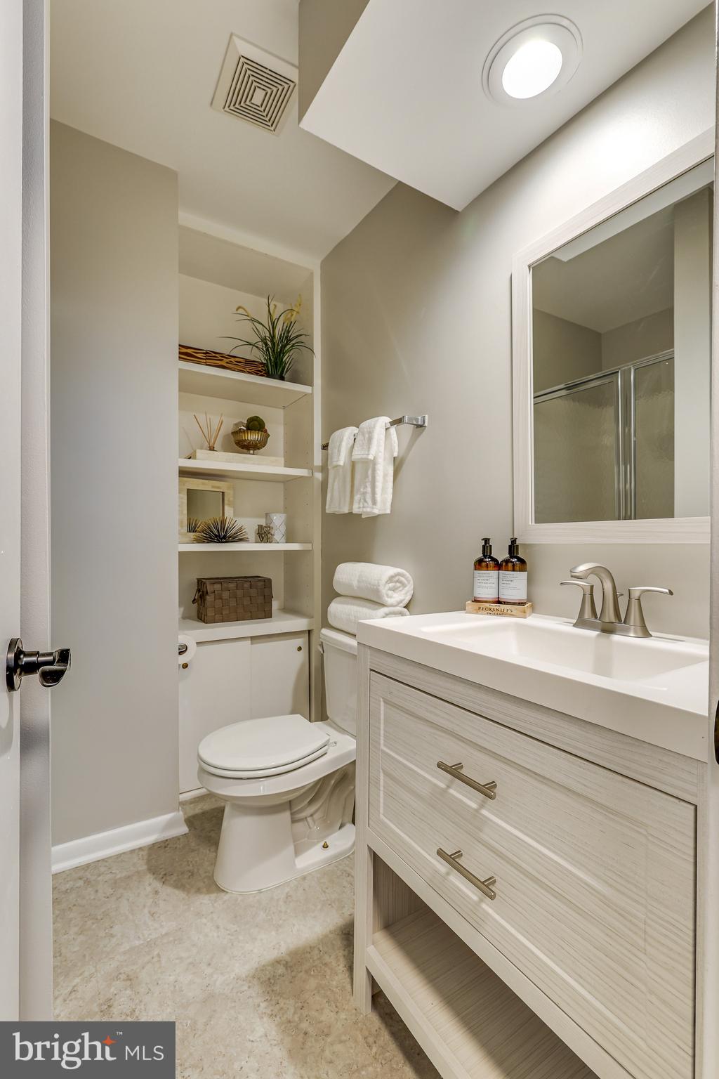 11010 Thrush Ridge Road Reston, VA 20191 - Photo 43 of 87 a bathroom with a sink a toilet a mirror and shower