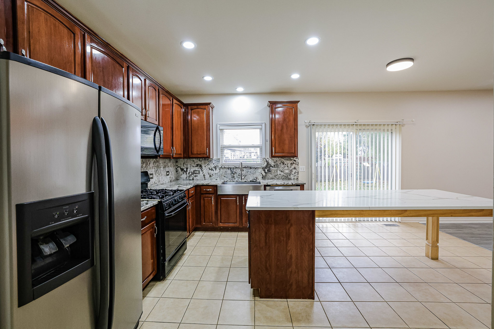 204 Aspen Circle Gilberts, IL 60136 - Photo 7 of 25 a kitchen with stainless steel appliances granite countertop a refrigerator and a sink