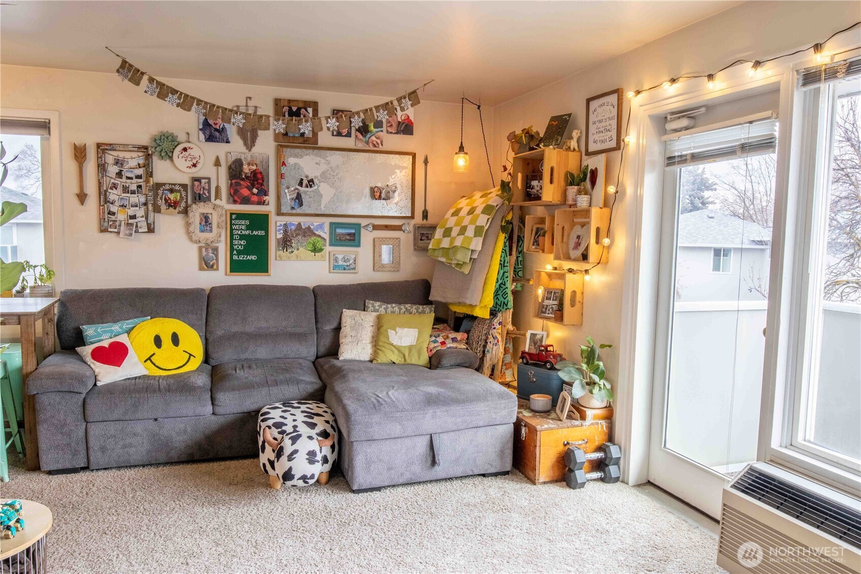 150 Lavender Court, Unit 43 Wenatchee, WA 98801 - Photo 4 of 17 a bedroom with a bed and a couch