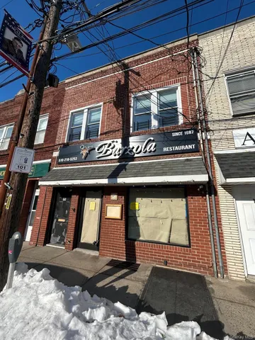a view of entryway with a front door