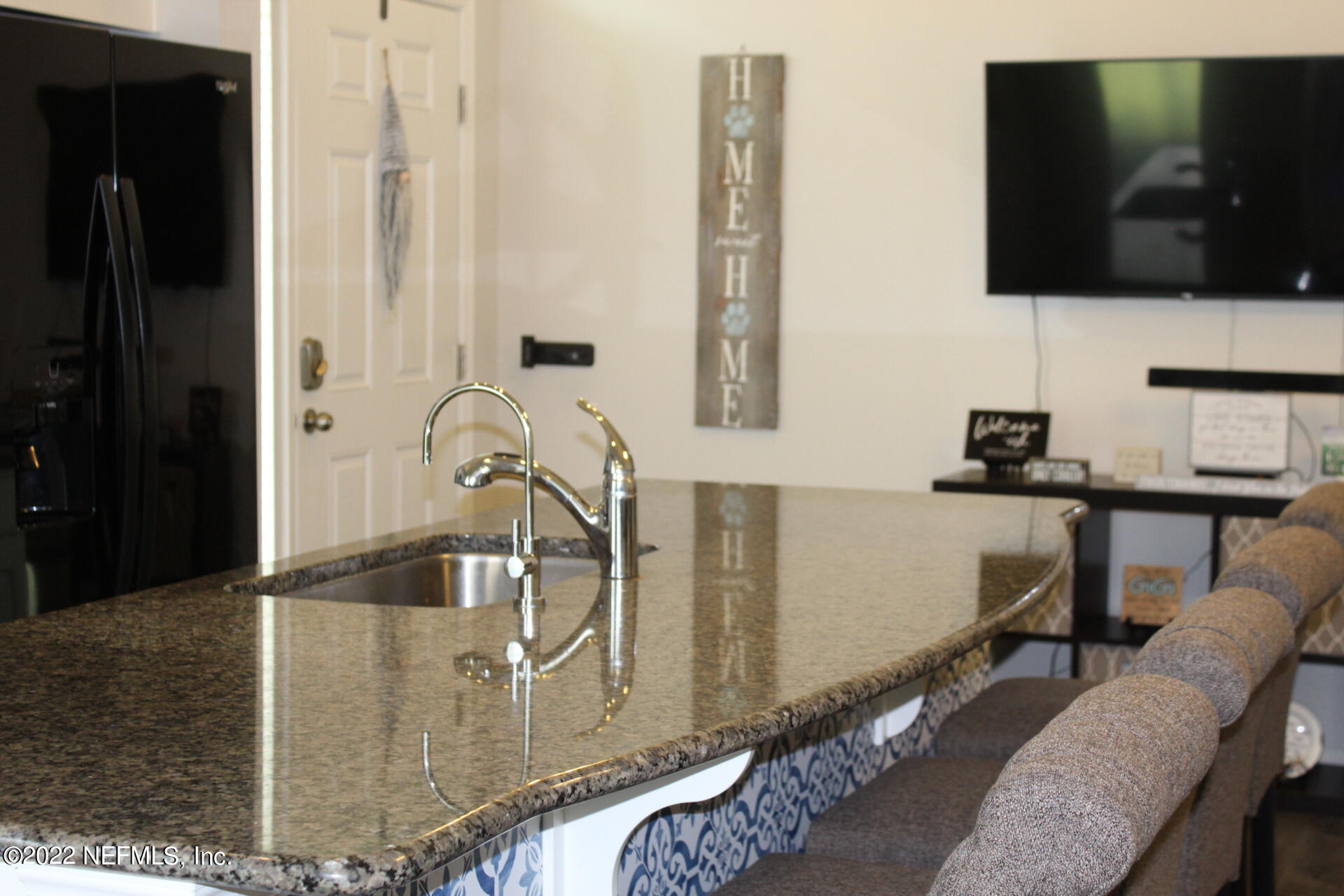 552 Richmond Drive St. Johns, FL 32259 - Photo 15 of 50 a living room with furniture and a flat screen tv