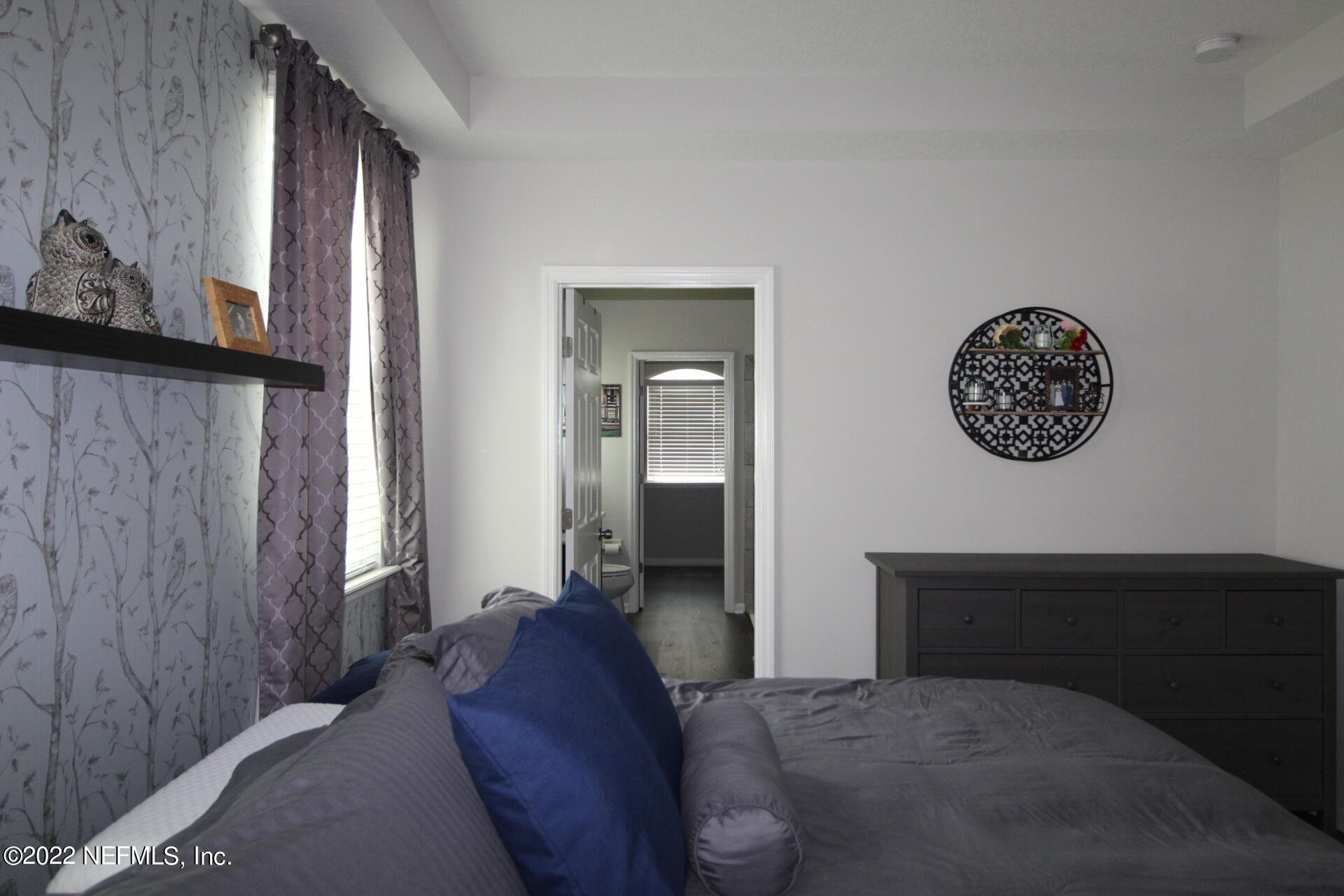 552 Richmond Drive St. Johns, FL 32259 - Photo 22 of 50 a living room with a bed furniture and a window