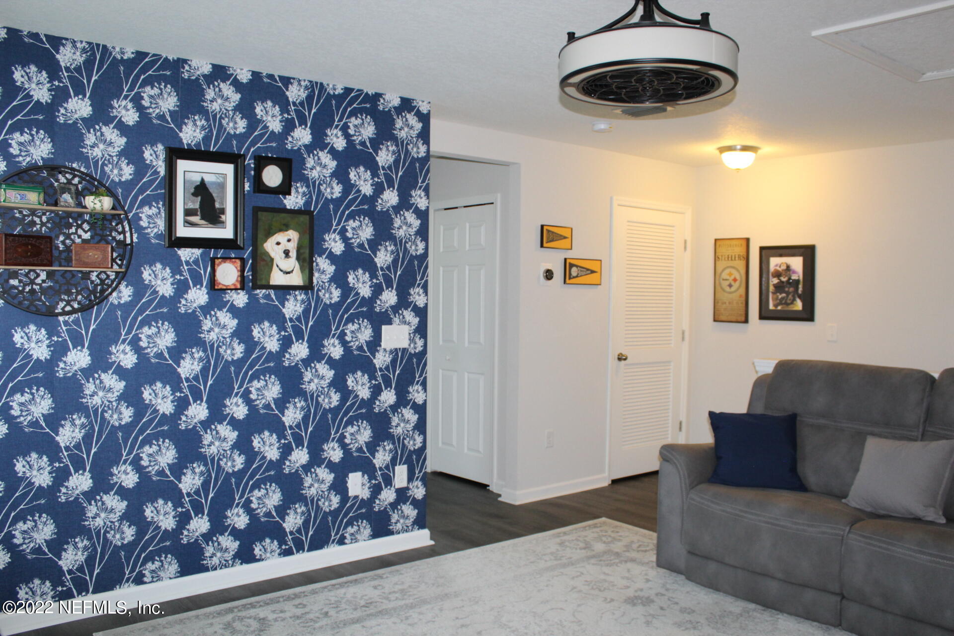 552 Richmond Drive St. Johns, FL 32259 - Photo 33 of 50 a living room with a couch and a chandelier