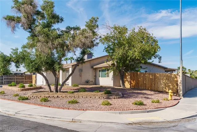 $695,000 | 5551 Corral Circle, Las Vegas, NV 89119