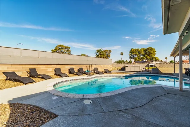 $695,000 | 5551 Corral Circle, Las Vegas, NV 89119