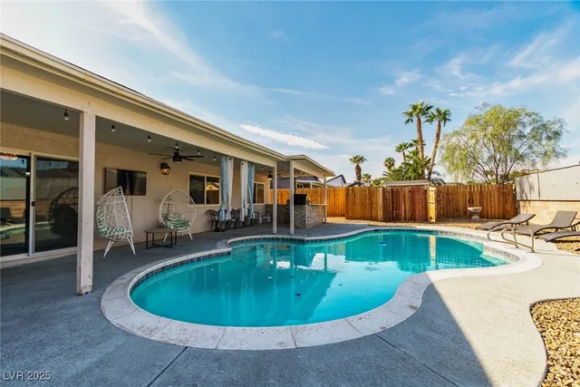 $695,000 | 5551 Corral Circle, Las Vegas, NV 89119