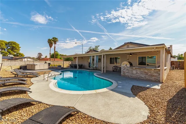 $695,000 | 5551 Corral Circle, Las Vegas, NV 89119