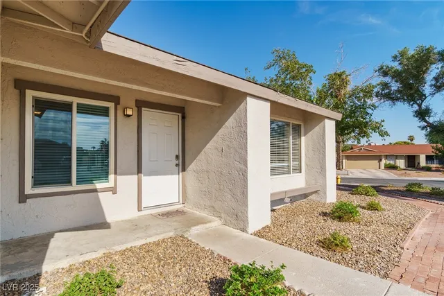 $695,000 | 5551 Corral Circle, Las Vegas, NV 89119