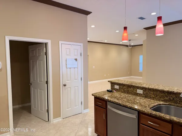 $2,000 | 5925 Round Table Road, Jacksonville, FL 32254