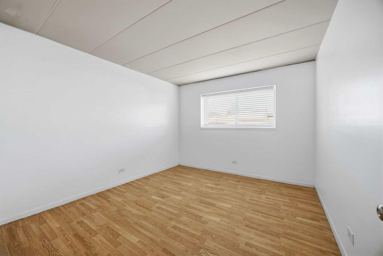 4618 River Road, Unit 1D Schiller Park, IL 60176 - Photo 9 of 12 an empty room with a window