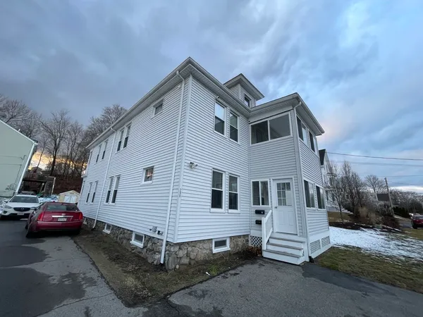 $2,200 | 290 Hilldale Avenue, Unit 1, Haverhill, MA 01832