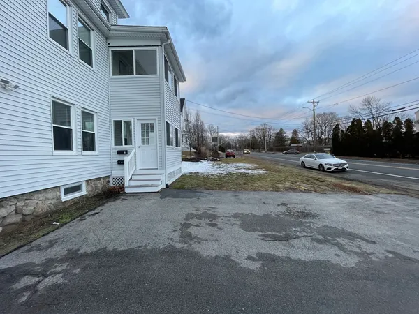 $2,200 | 290 Hilldale Avenue, Unit 1, Haverhill, MA 01832