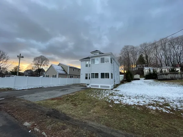 $2,200 | 290 Hilldale Avenue, Unit 1, Haverhill, MA 01832