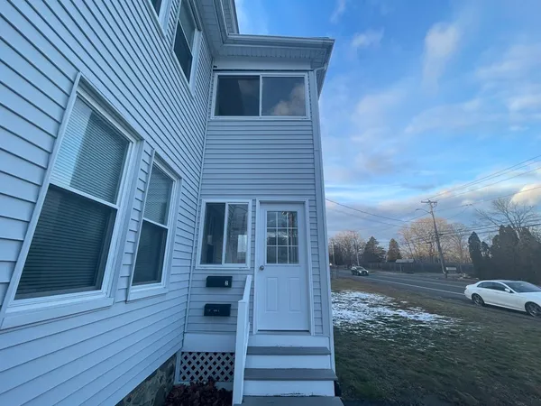 $2,200 | 290 Hilldale Avenue, Unit 1, Haverhill, MA 01832