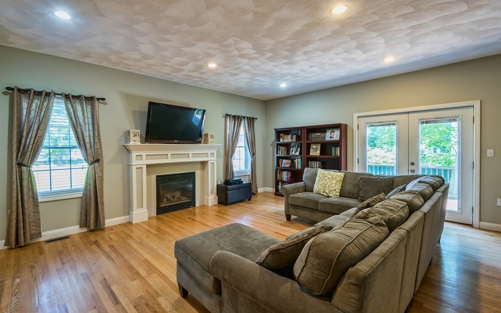 8 Bell Road Tewksbury, MA 01876 - Photo 4 of 23 Gallery Image 4