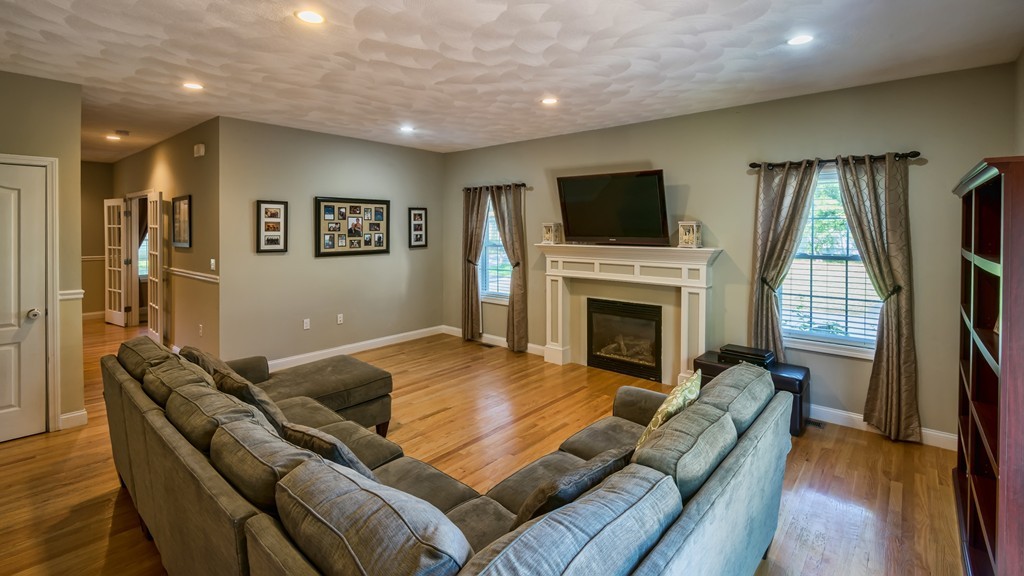 8 Bell Road Tewksbury, MA 01876 - Photo 5 of 23 Gallery Image 5