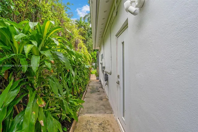 $2,395,000 | 6235 Alton Road, Miami Beach, FL 33140