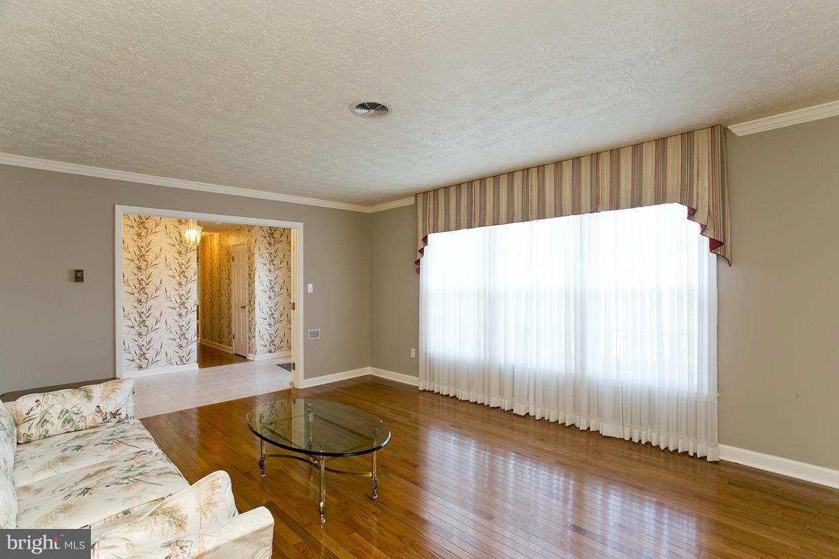 216 Hopewell Road Clear Brook, VA 22624 - Photo 4 of 29 Living Room