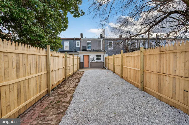 a view of a backyard