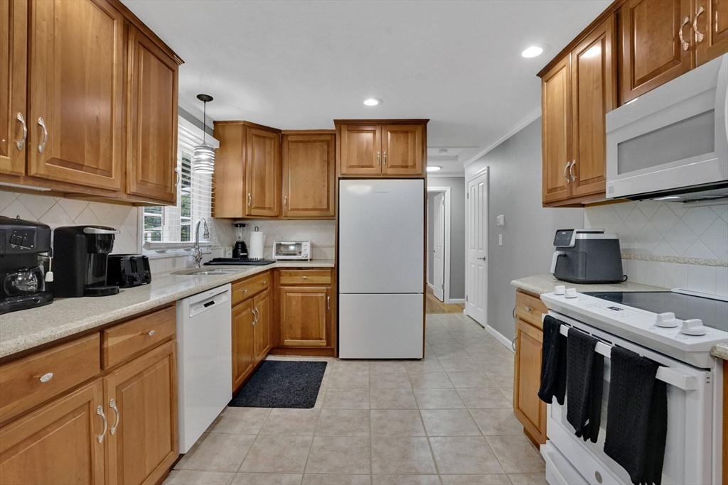 125 East Allen Ridge Road Springfield, MA 01118 - Photo 4 of 42
