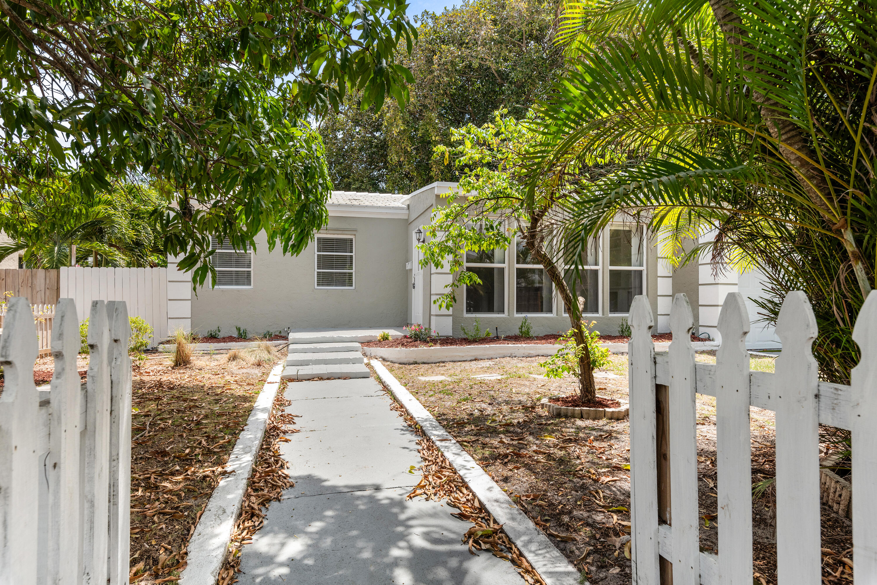 518 39th Street West Palm Beach, FL 33407 - Photo 2 of 32 51839thStWestPalmBeach-32