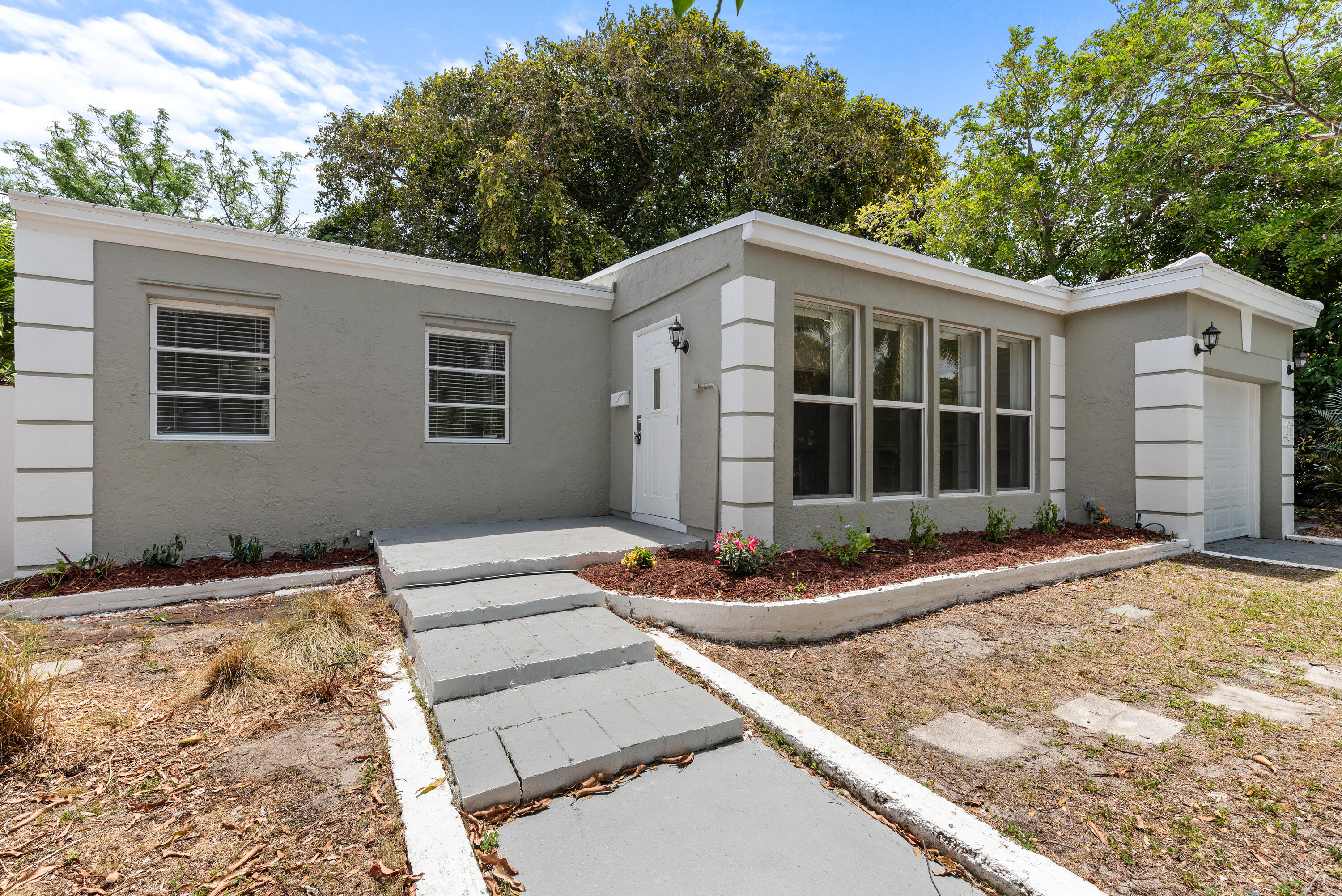 518 39th Street West Palm Beach, FL 33407 - Photo 3 of 32 51839thStWestPalmBeach-30