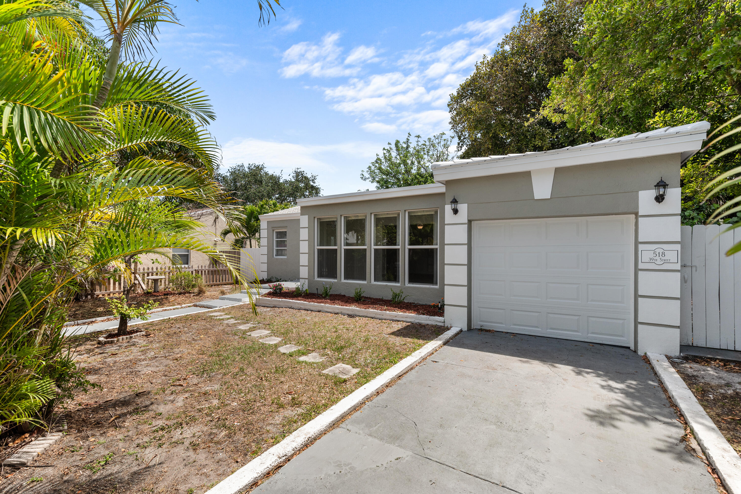 518 39th Street West Palm Beach, FL 33407 - Photo 4 of 32 51839thStWestPalmBeach-31